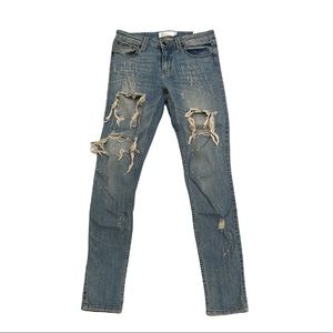 Distressed mid rise super flattering skinny jeans.
